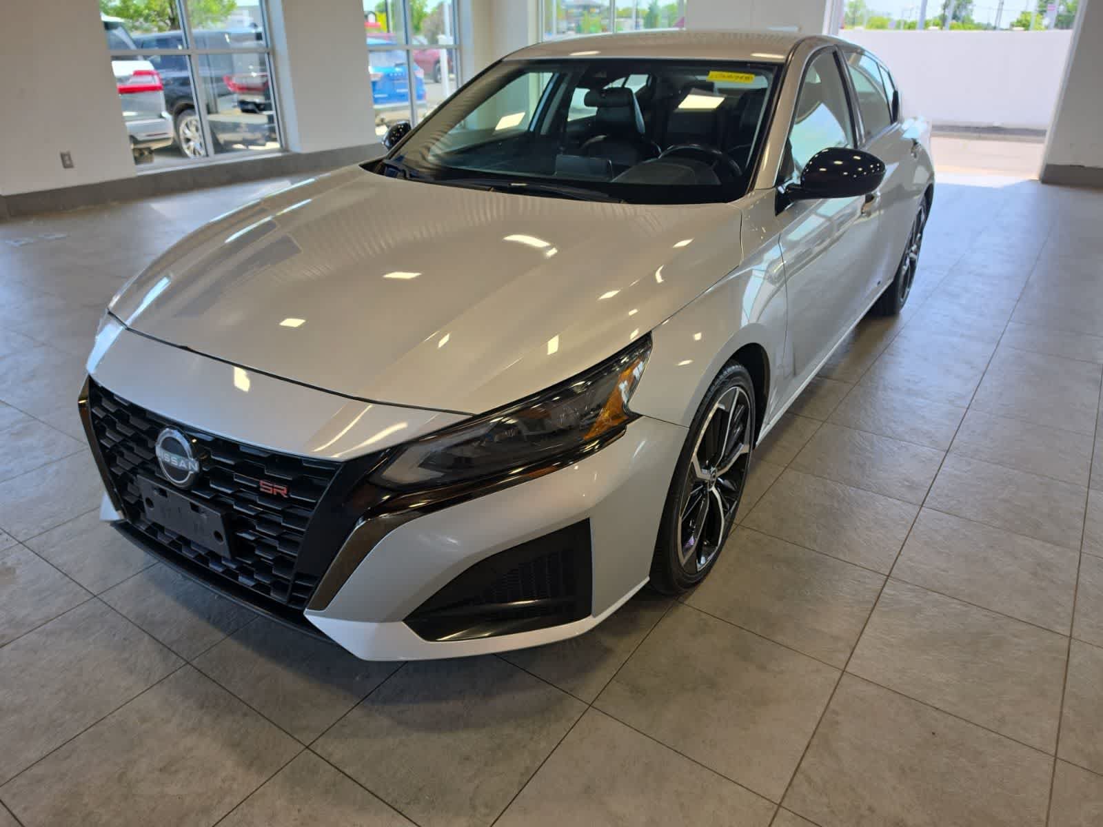 Used 2023 Nissan Altima 2.5 SR FWD image 2