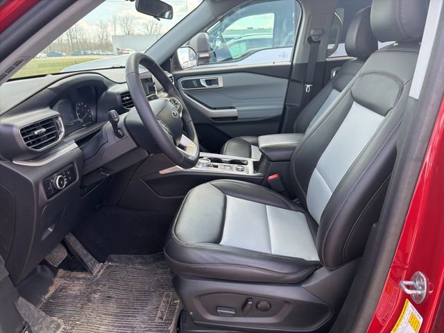 Certified 2024 Ford Explorer XLT w/ Equipment Group 202A image 4