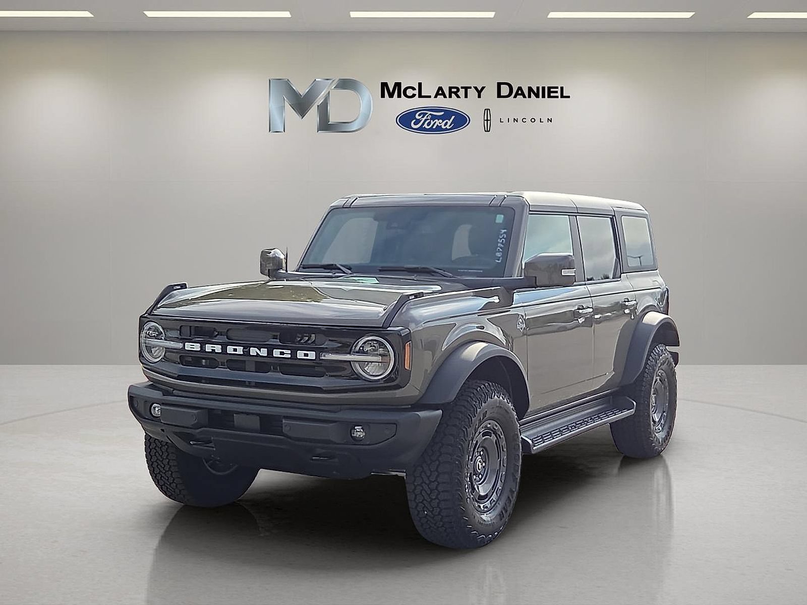 Certified 2025 Ford Bronco Outer Banks w/ Sasquatch Package AWD/4WD image 2