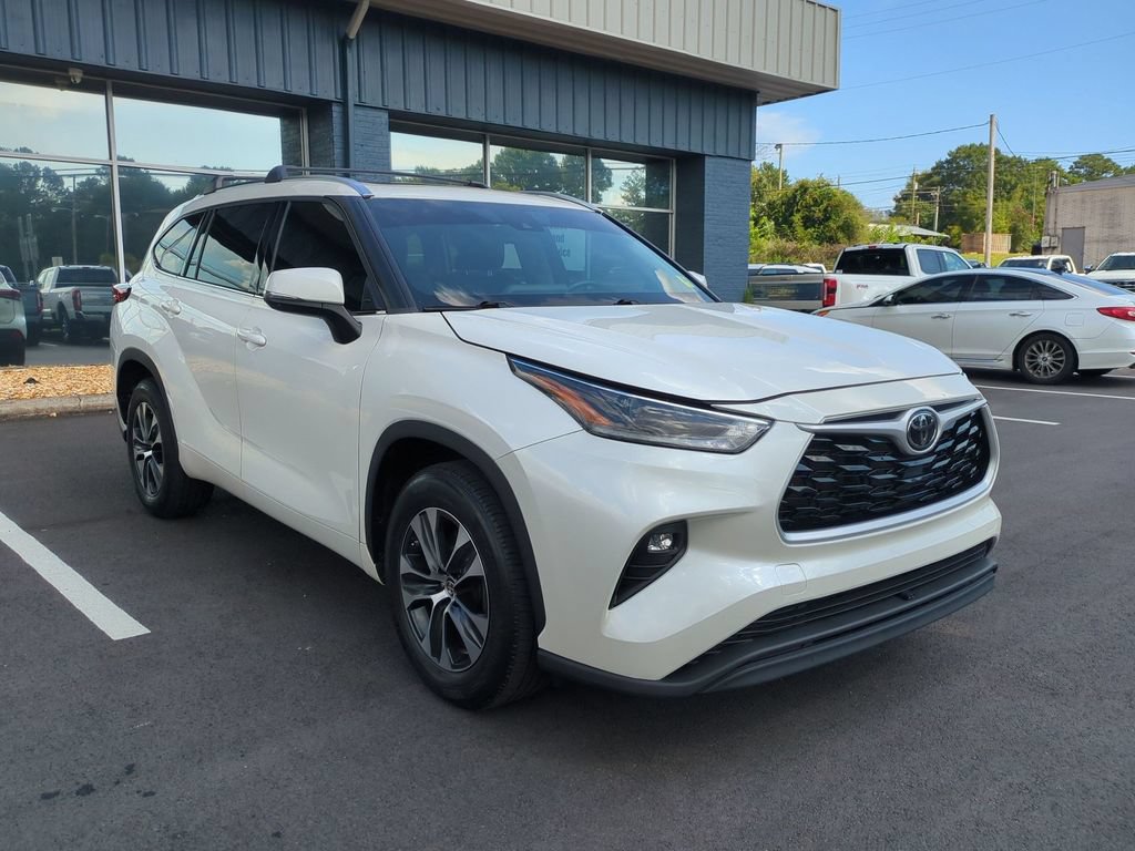 Used 2021 Toyota Highlander XLE FWD image 3