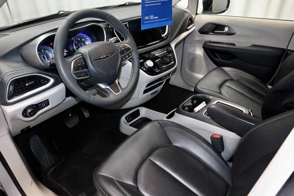 Used 2024 Chrysler Pacifica Touring-L image 25