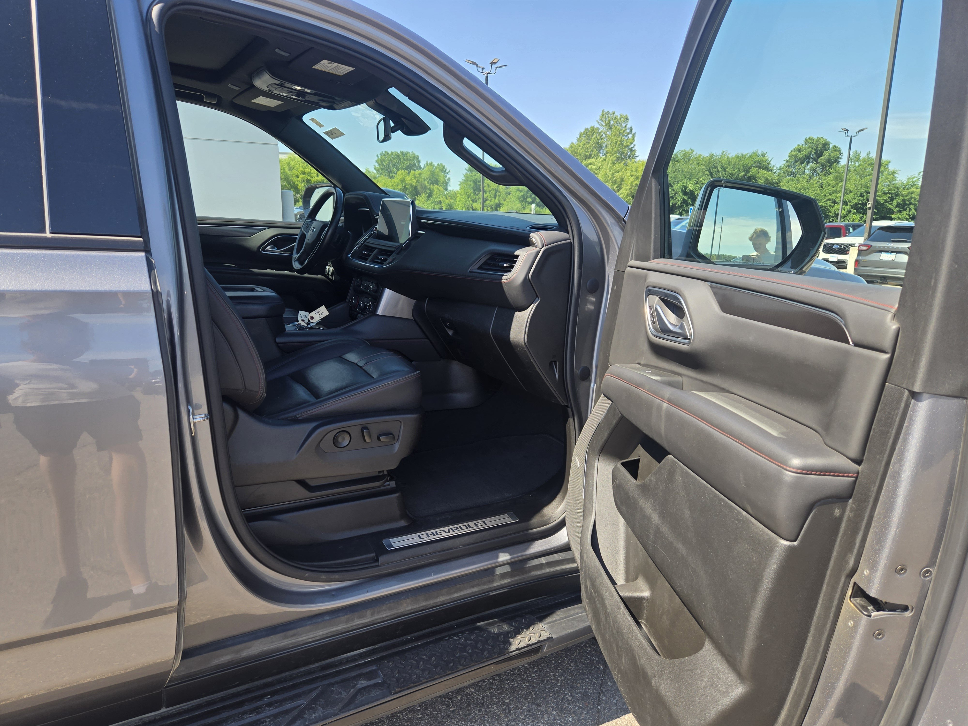 Used 2022 Chevrolet Suburban RST w/ Sport Performance Package AWD/4WD image 16