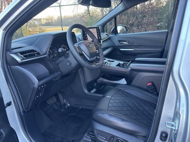 Used 2024 Toyota Sienna XSE w/ XSE Premium Package image 16