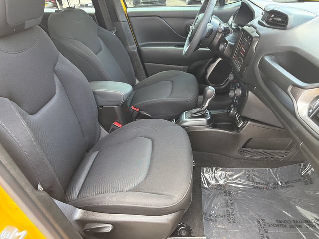 Used 2023 Jeep Renegade Latitude w/ Sun & Fun Group AWD/4WD image 13