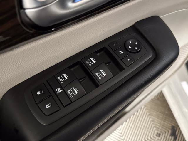 Used 2023 Chrysler Pacifica Limited FWD image 16
