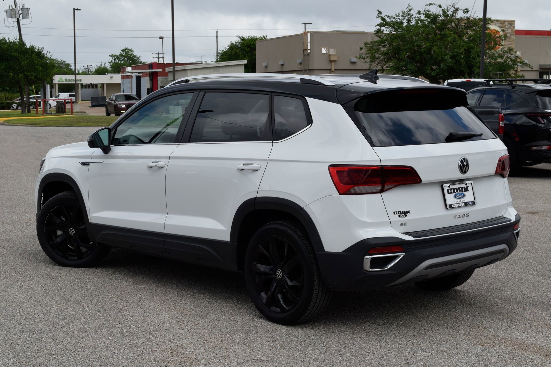 Used 2024 Volkswagen Taos SE w/ Panoramic Sunroof Package FWD image 4