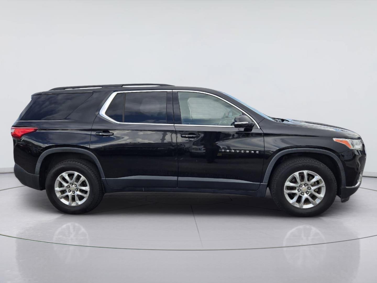 Used 2019 Chevrolet Traverse LT FWD image 4