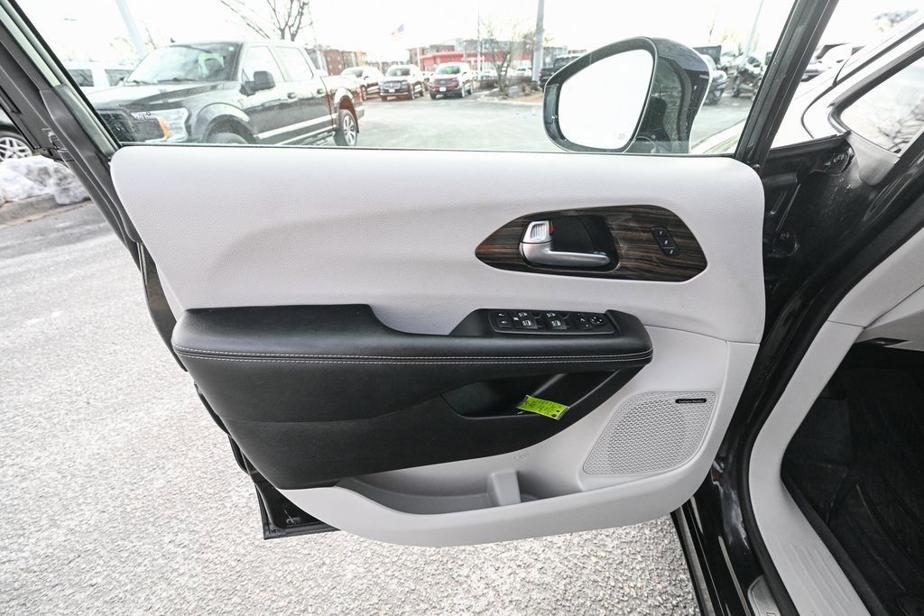 Used 2021 Chrysler Pacifica Limited w/ Uconnect Theater Family Group image 21