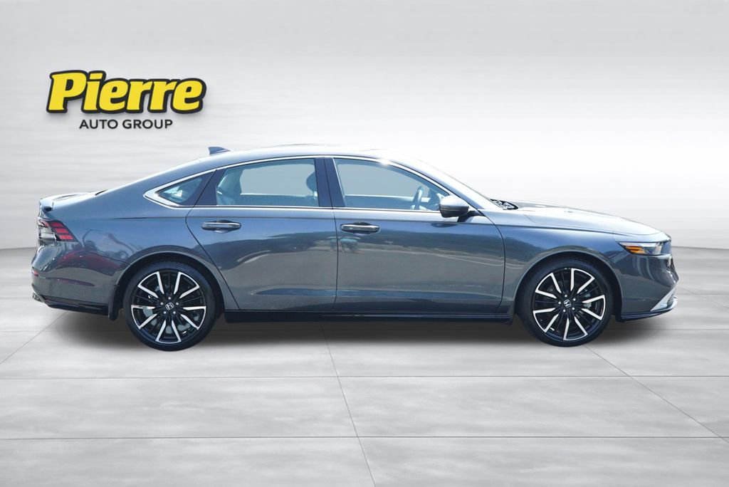 Used 2023 Honda Accord Touring image 3
