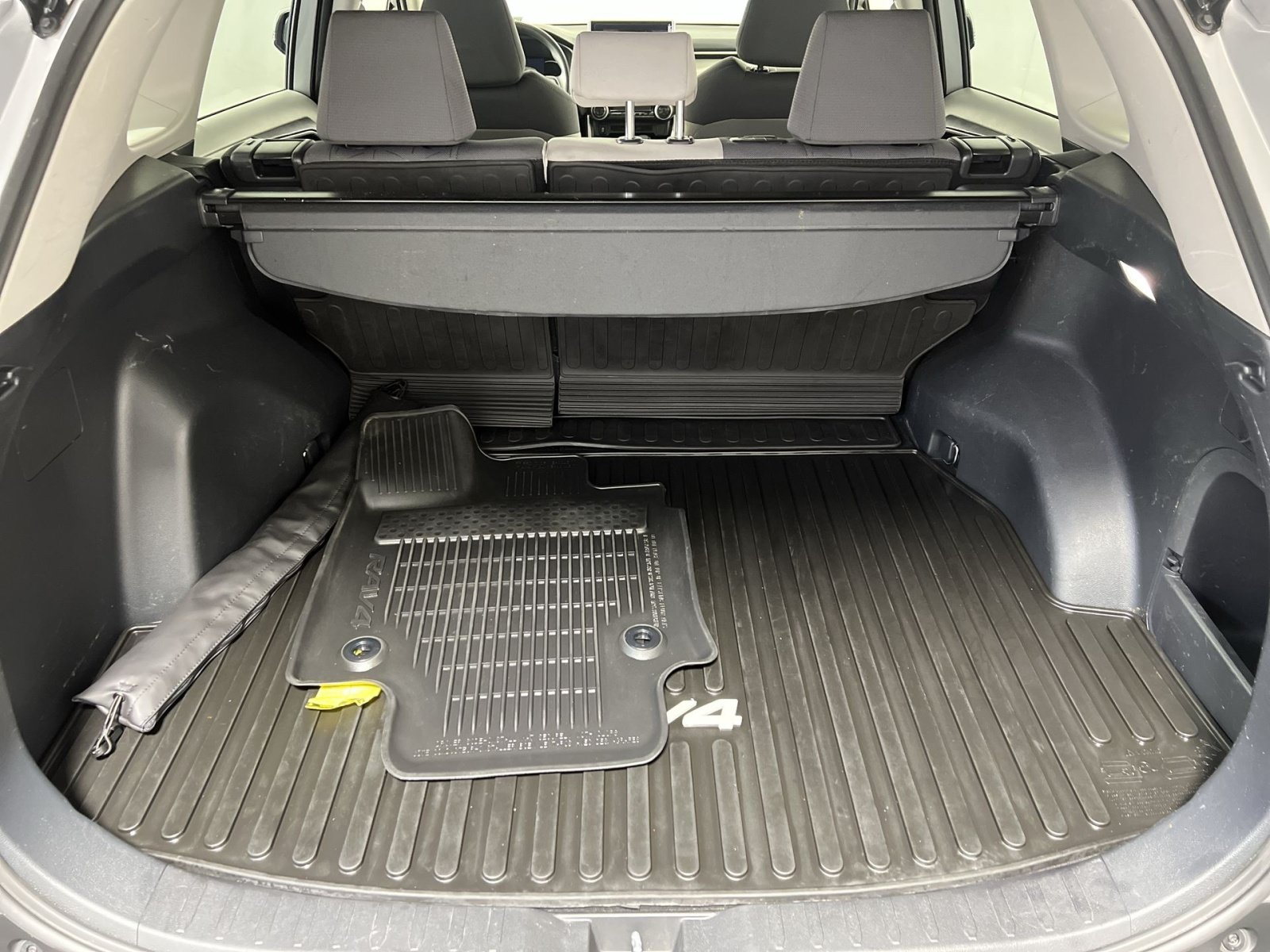 Used 2025 Toyota RAV4 XLE AWD/4WD image 24