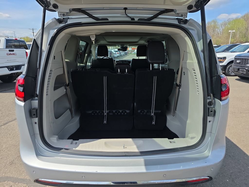 Used 2024 Chrysler Pacifica Limited FWD image 15