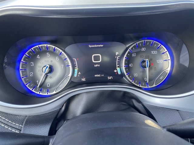 Used 2025 Chrysler Pacifica Limited image 31