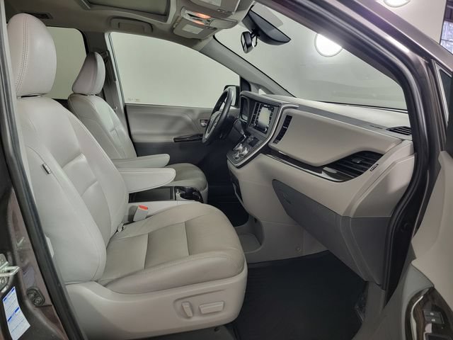 Used 2020 Toyota Sienna XLE w/ XLE Navigation Package AWD/4WD image 18
