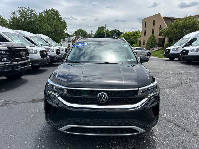 Used 2022 Volkswagen Taos SE w/ Panoramic Sunroof Package AWD/4WD image 2