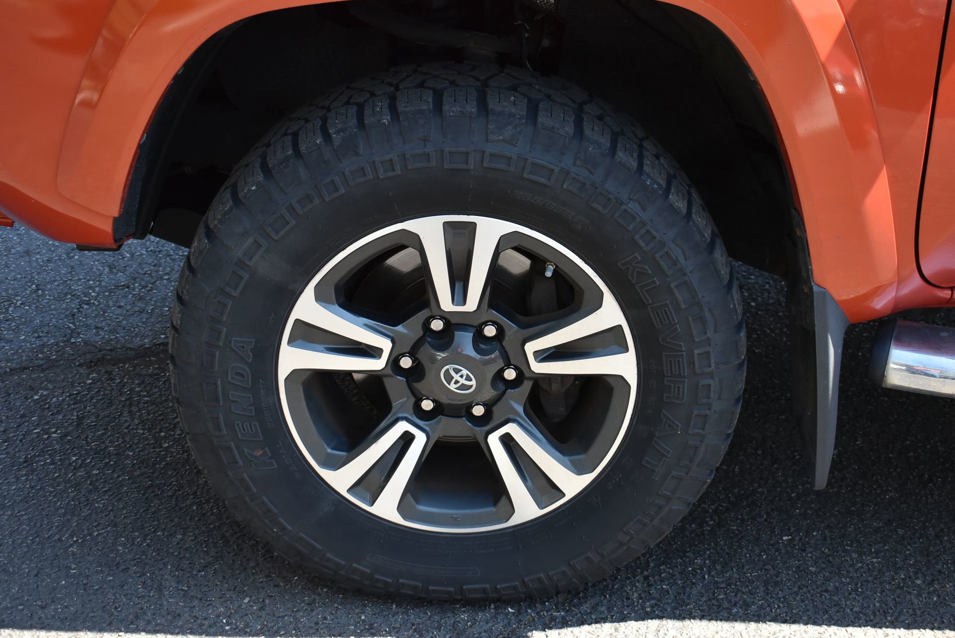 Used 2017 Toyota Tacoma TRD Sport w/ Premium & Technology Package image 9