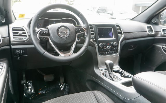 Used 2018 Jeep Grand Cherokee Laredo AWD/4WD image 12
