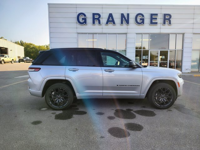 Used 2025 Jeep Grand Cherokee Summit w/ Obsidian Package AWD/4WD image 6