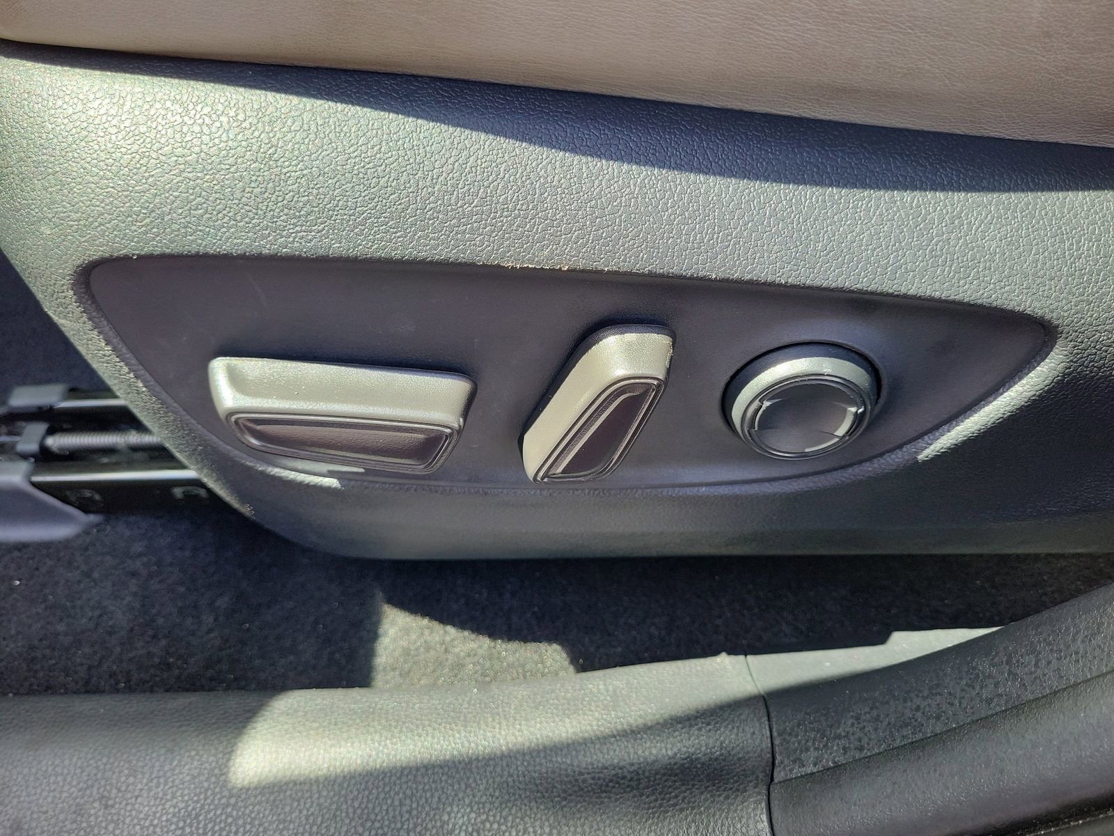 Used 2019 Toyota RAV4 XLE Premium FWD image 19