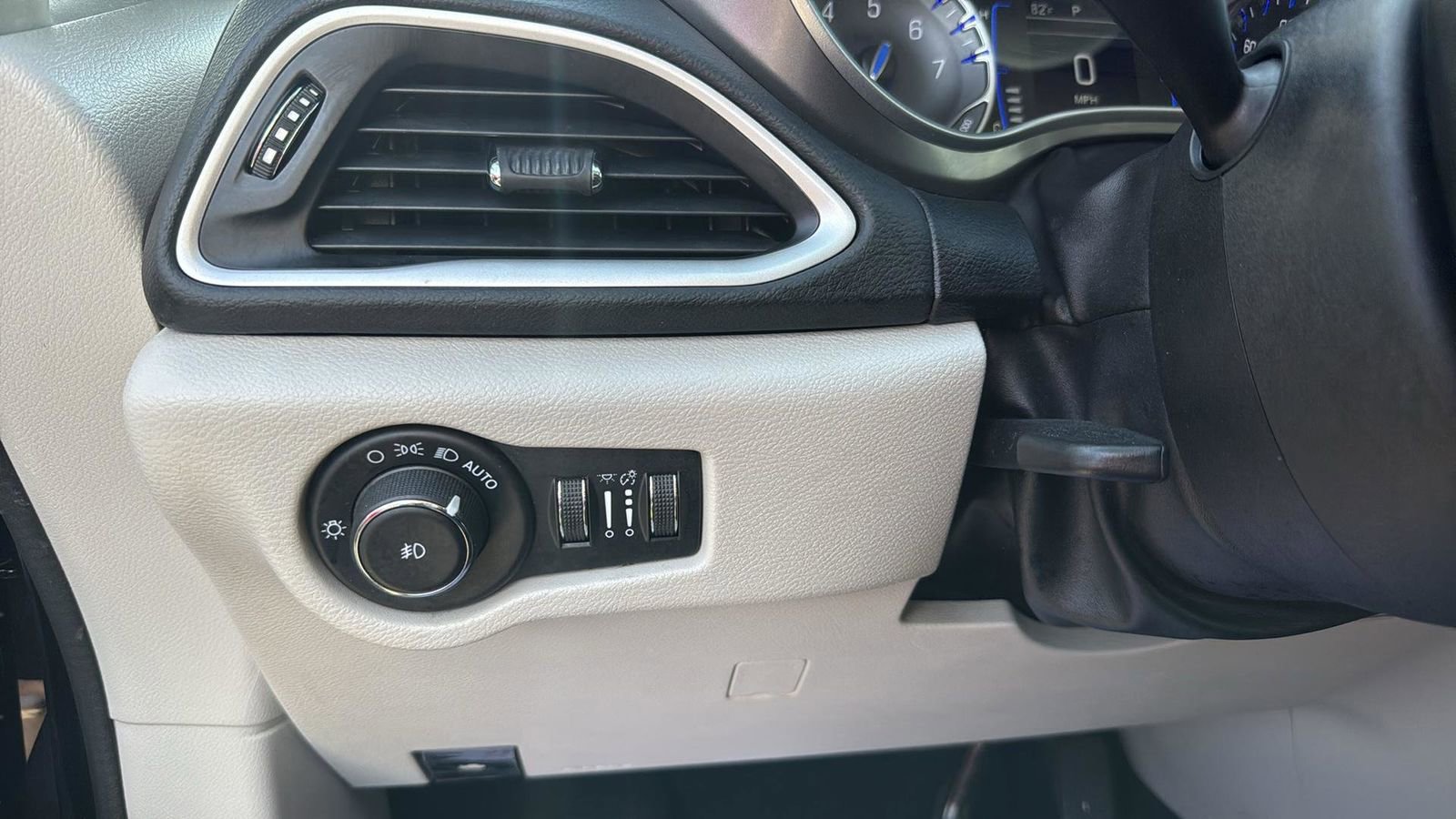 Used 2020 Chrysler Pacifica Touring-L FWD image 18
