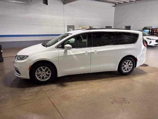 Used 2022 Chrysler Pacifica Touring-L FWD image 3