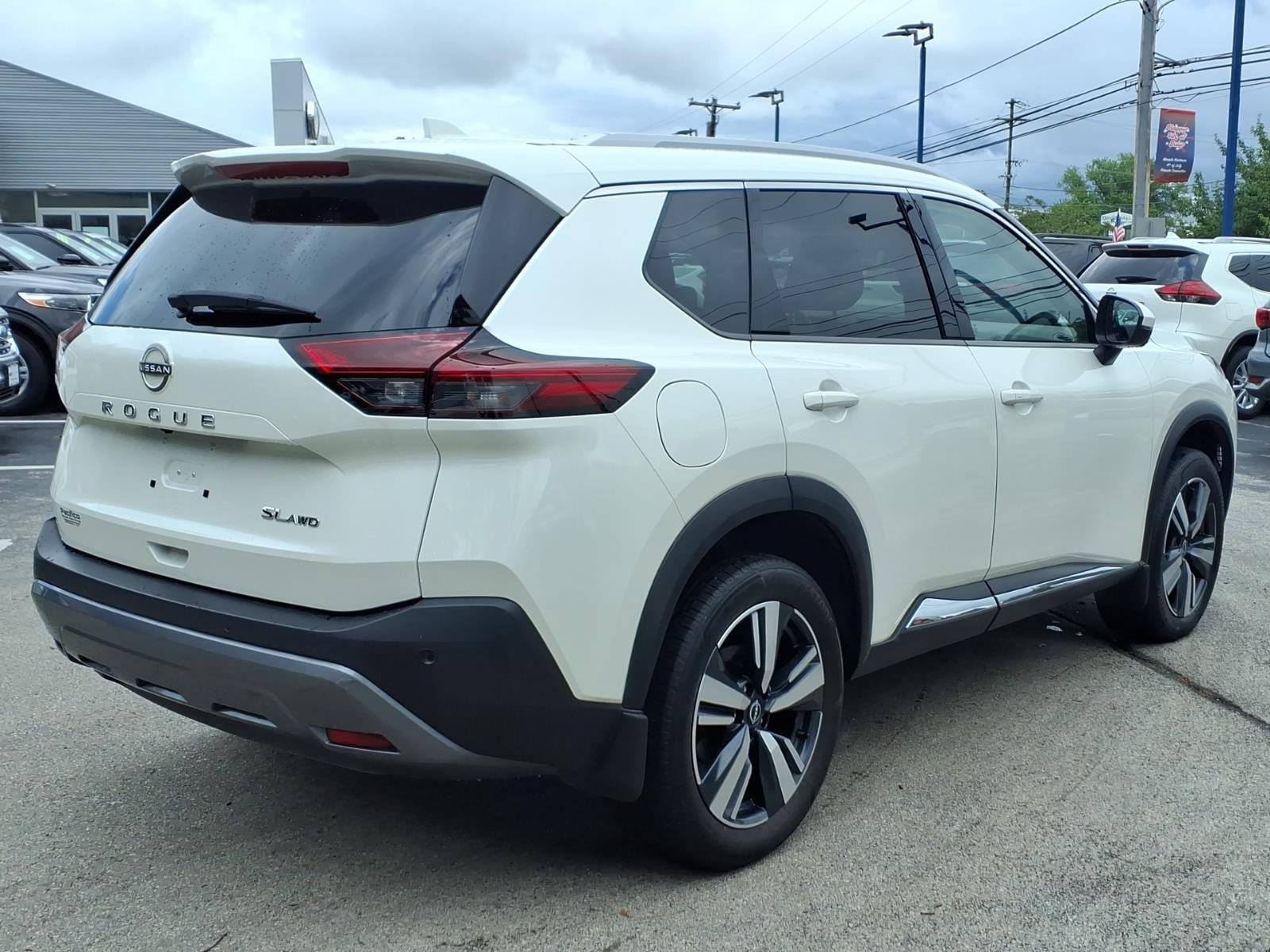 Used 2023 Nissan Rogue SL AWD/4WD image 3