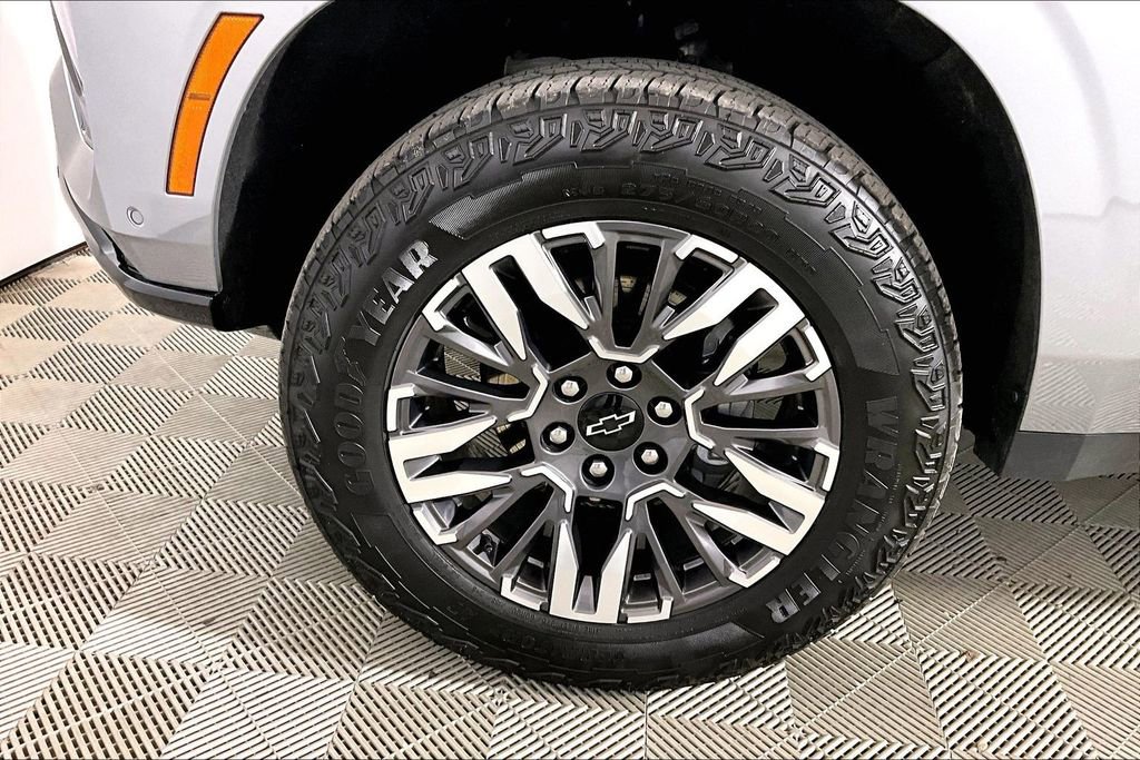 Used 2025 Chevrolet Suburban Z71 image 7