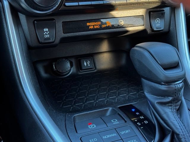 Used 2019 Toyota RAV4 LE w/ Carpet Mat Package AWD/4WD image 16