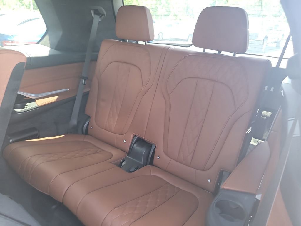 Used 2024 BMW X7 xDrive40i w/ M Sport Package AWD/4WD image 15
