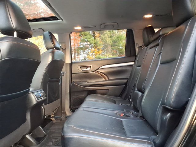Used 2019 Toyota Highlander XLE w/ Carpet Mat Package (TMS) AWD/4WD image 17