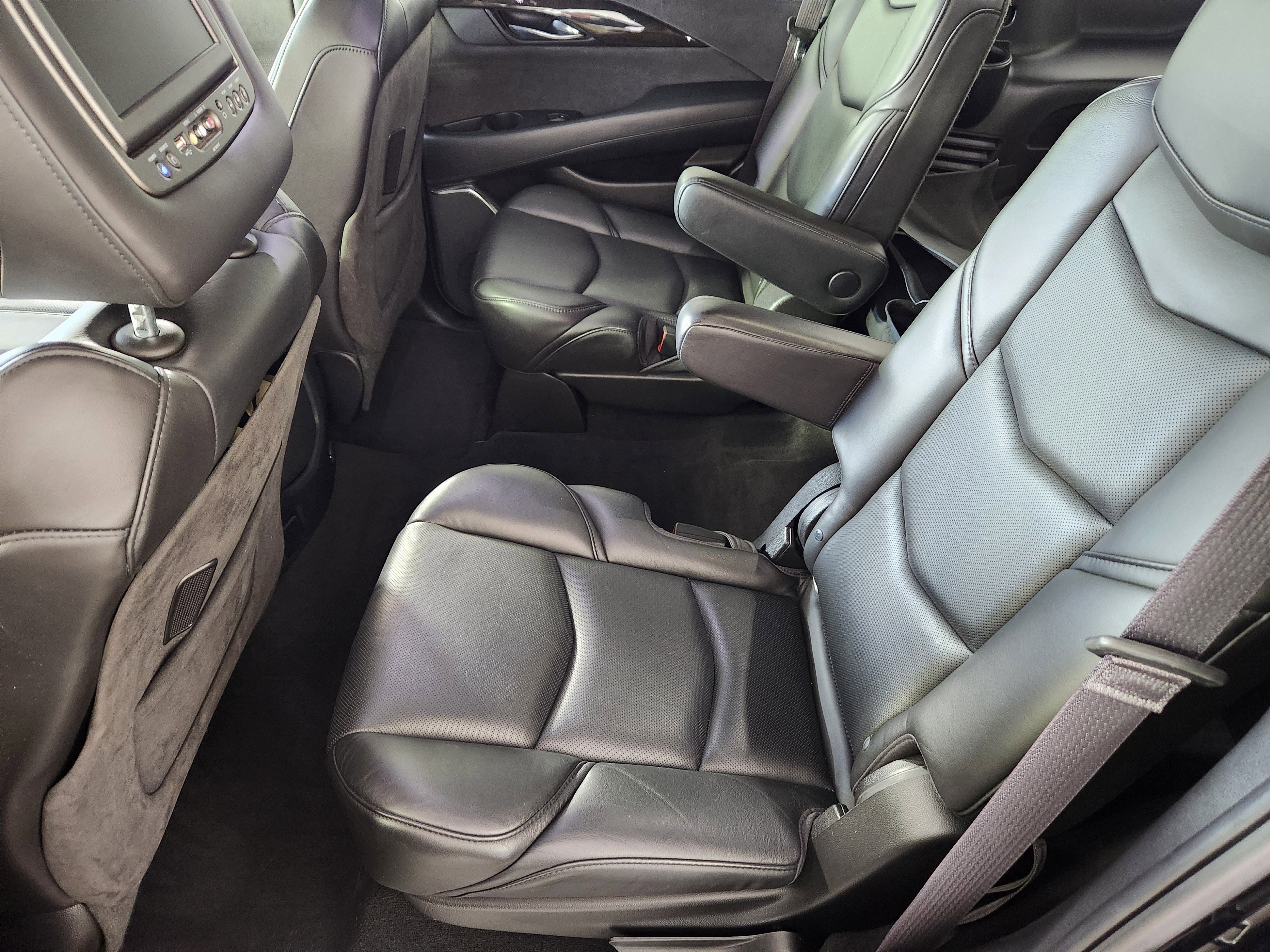 Used 2017 Cadillac Escalade Platinum image 14