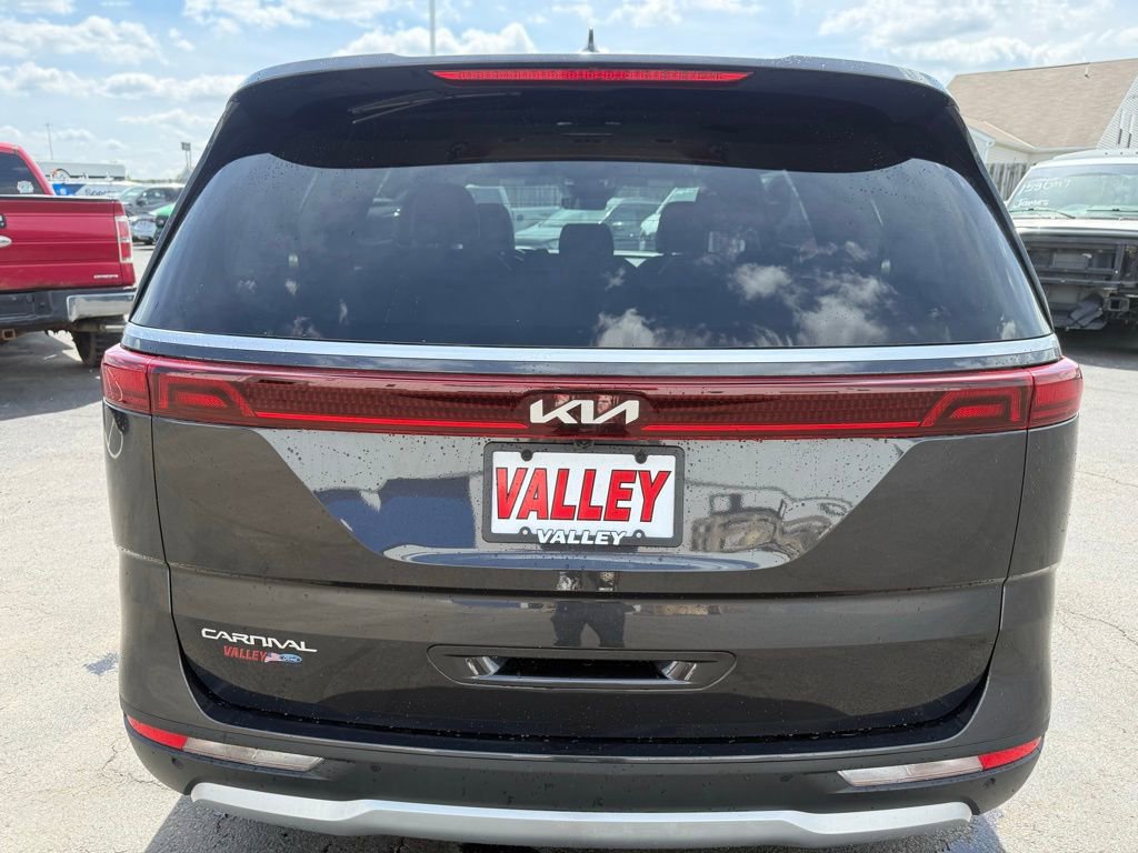 Used 2024 Kia Carnival LX FWD image 4