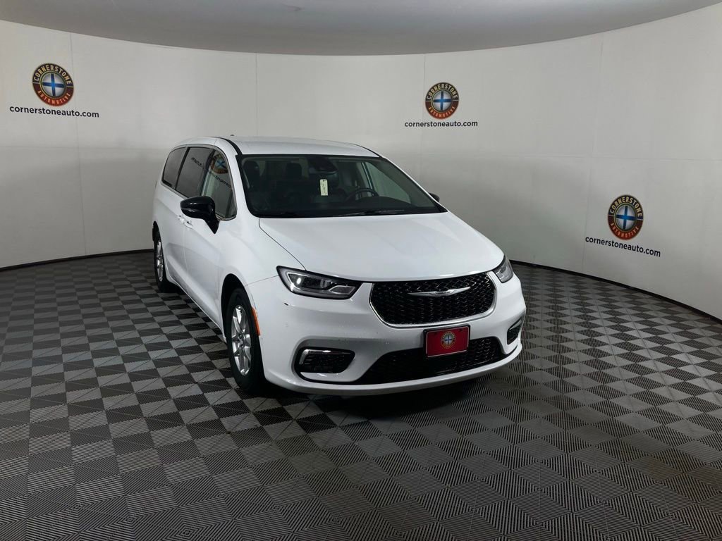 Used 2024 Chrysler Pacifica Touring-L image 17