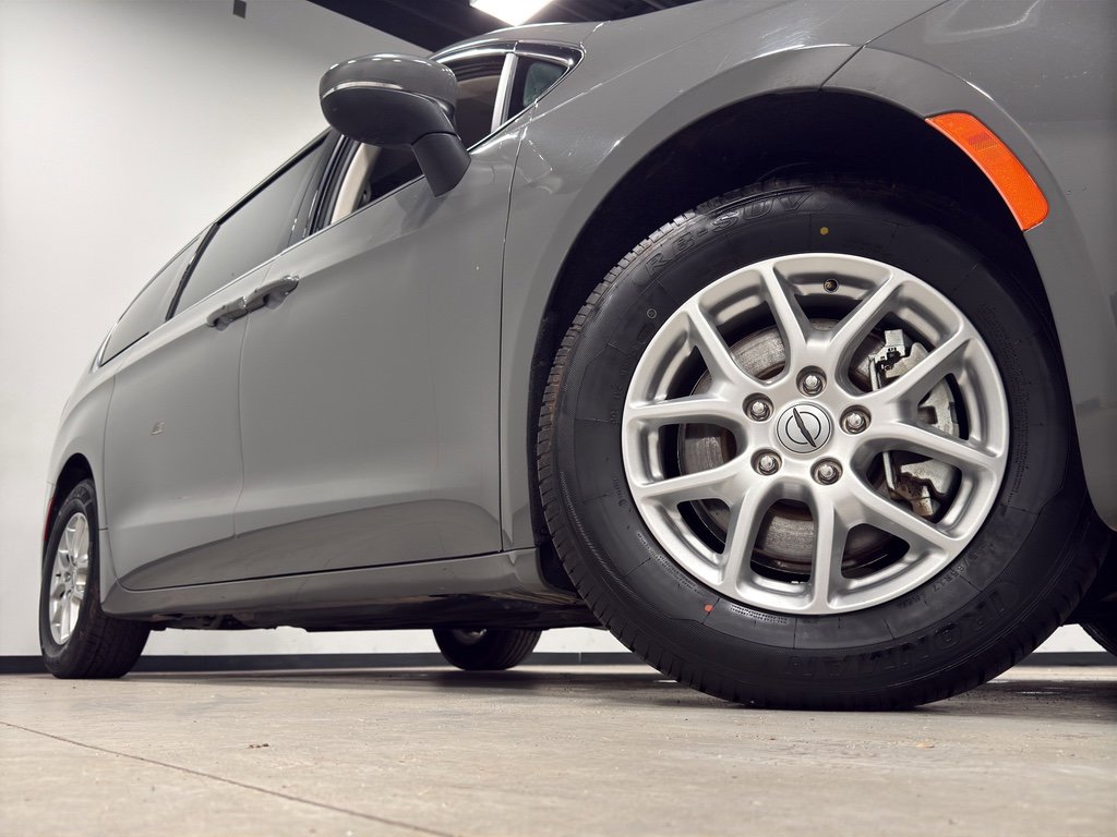 Used 2023 Chrysler Pacifica Touring-L image 2