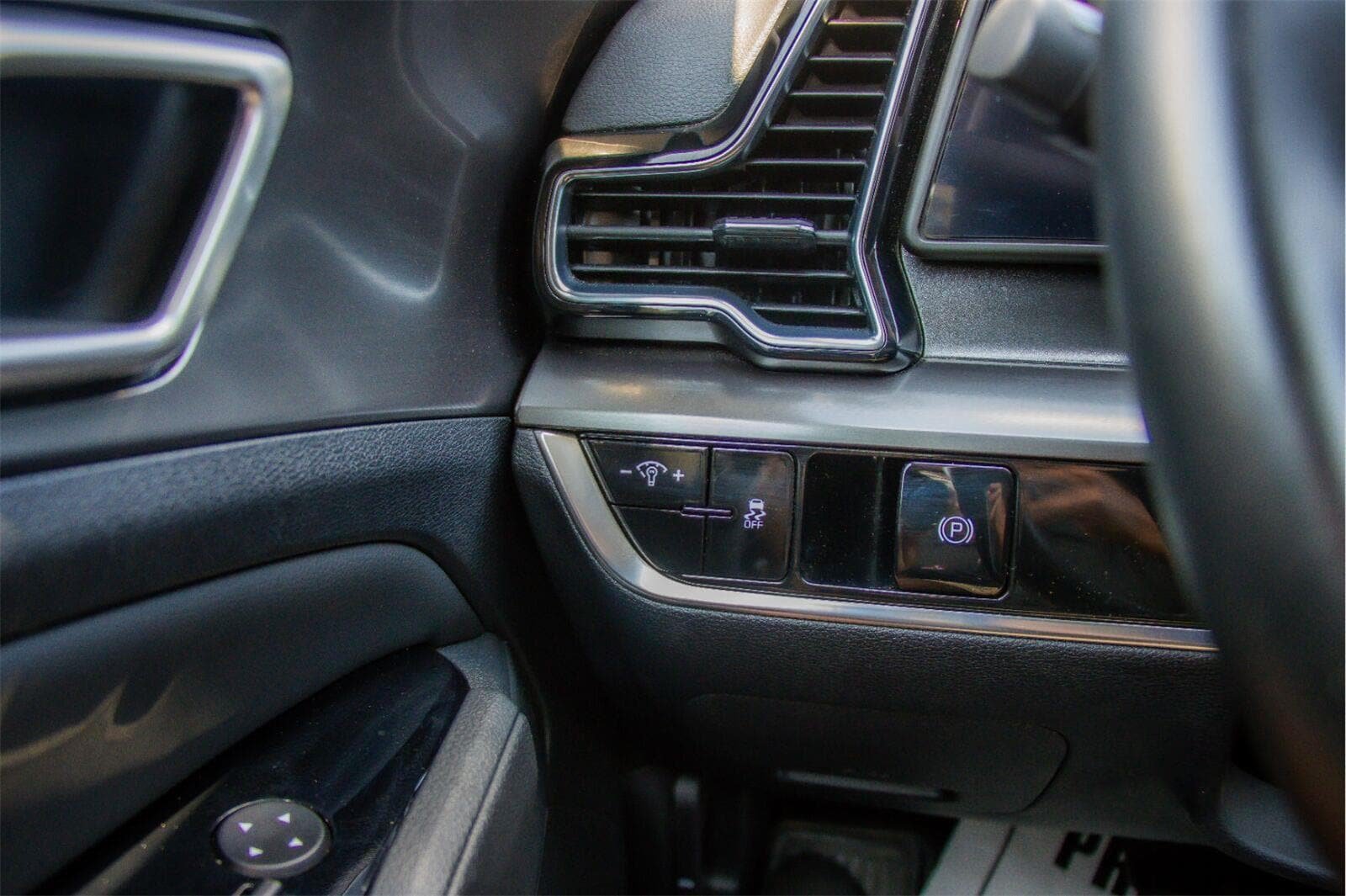 Used 2025 Kia Sportage EX FWD image 18