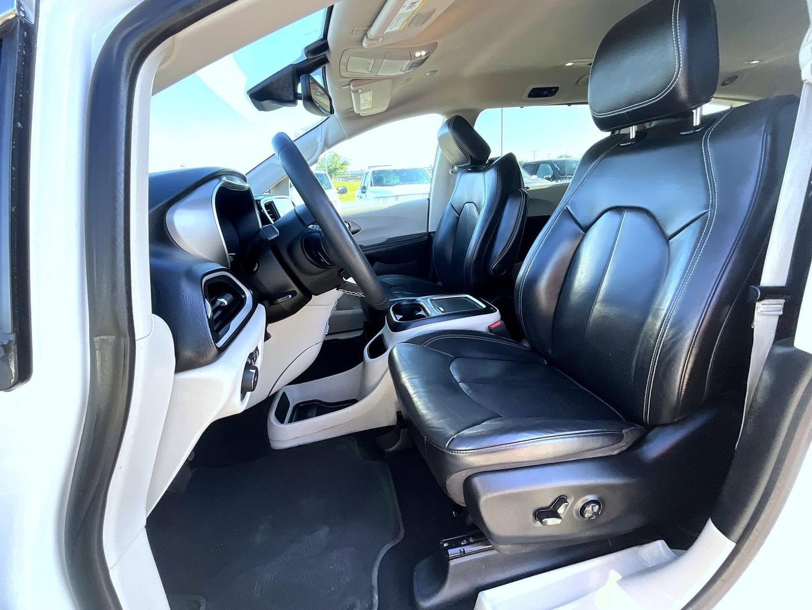 Used 2022 Chrysler Pacifica Touring-L FWD image 10