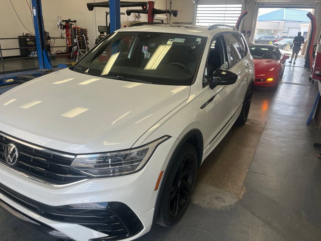 Used 2023 Volkswagen Tiguan SE R-Line AWD/4WD image 2