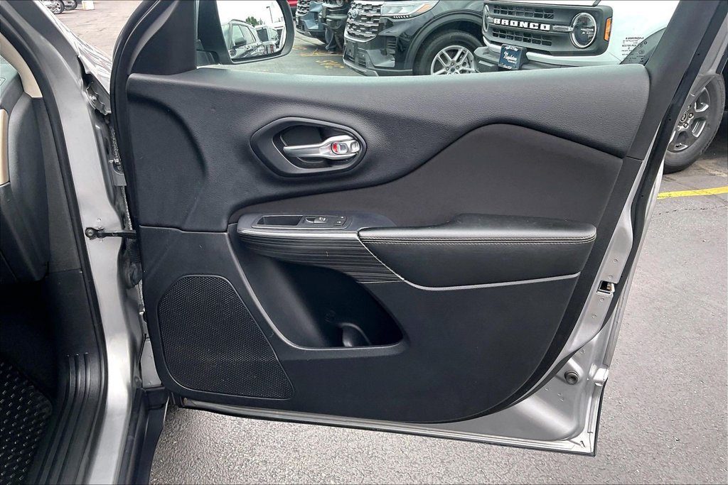 Used 2017 Jeep Cherokee Latitude w/ Safety/Convenience Group FWD image 23