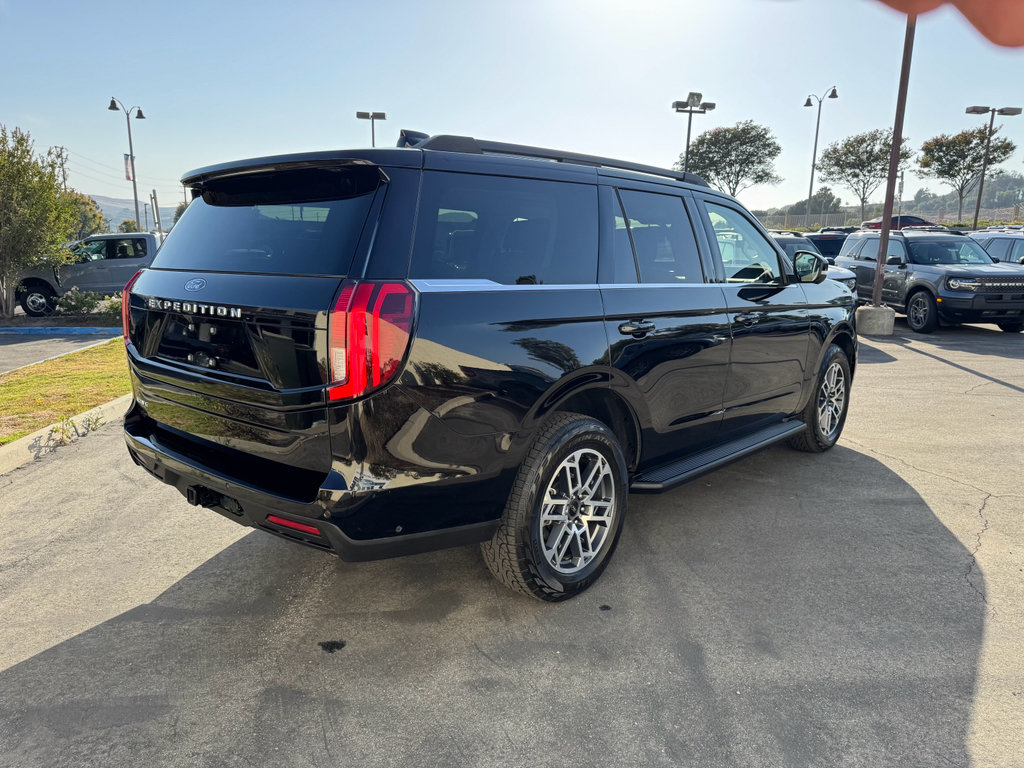 Certified 2025 Ford Expedition Active AWD/4WD image 5
