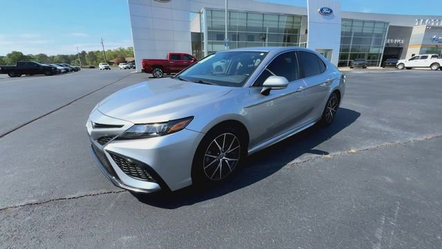 Used 2022 Toyota Camry SE FWD image 2