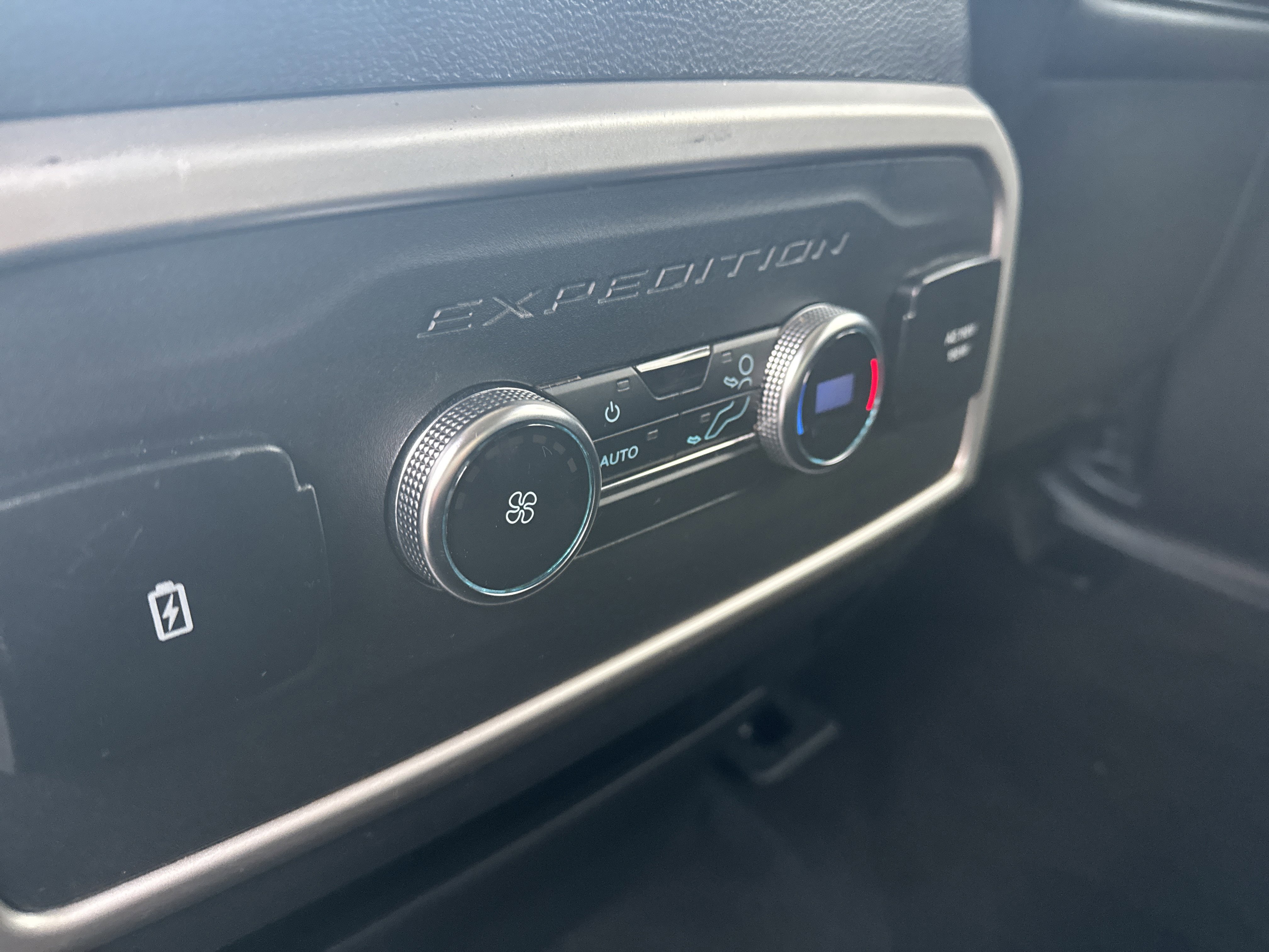 Certified 2024 Ford Expedition XLT image 26