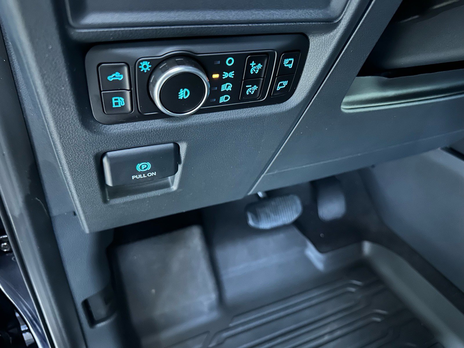 Certified 2025 Ford F150 XLT w/ Equipment Group 302A MID image 33