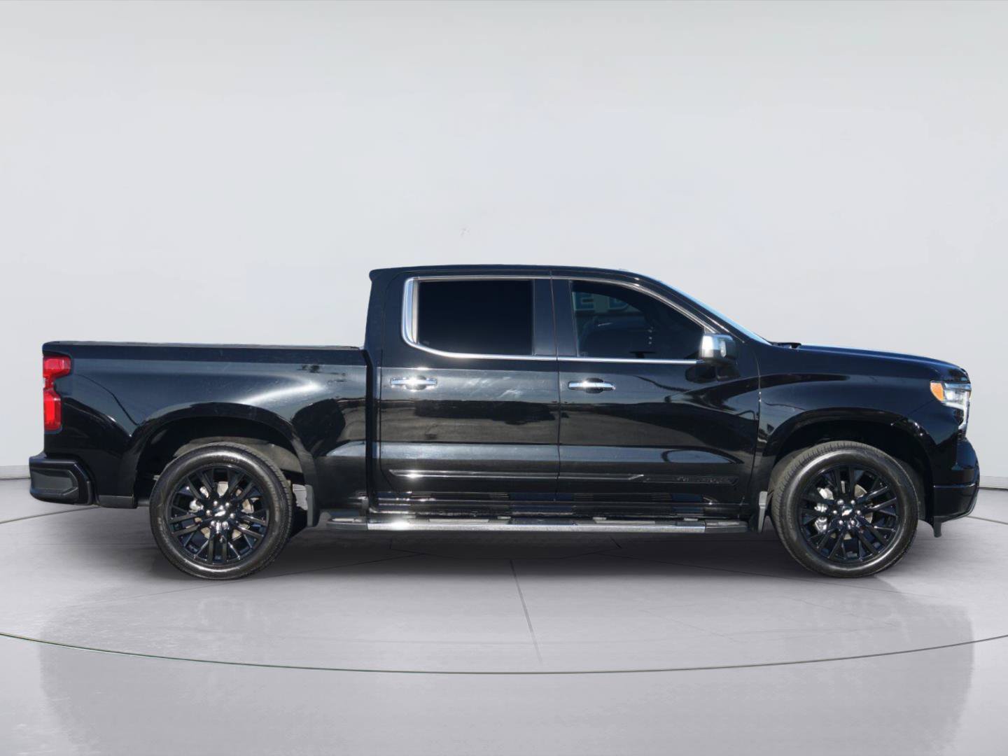 Used 2024 Chevrolet Silverado 1500 High Country w/ High Country Premium Package AWD/4WD image 5
