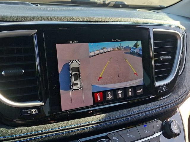 Used 2021 Chrysler Pacifica Touring-L w/ Uconnect Theater Family Group FWD image 17