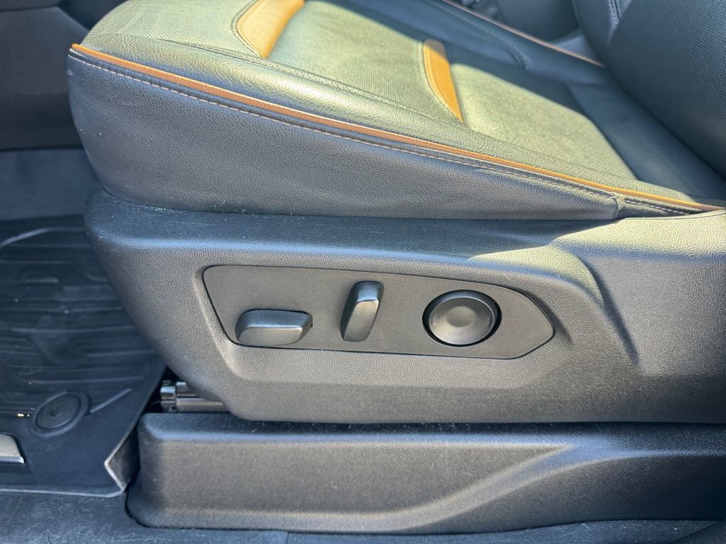 Used 2023 GMC Yukon XL AT4 w/ Technology Package image 16