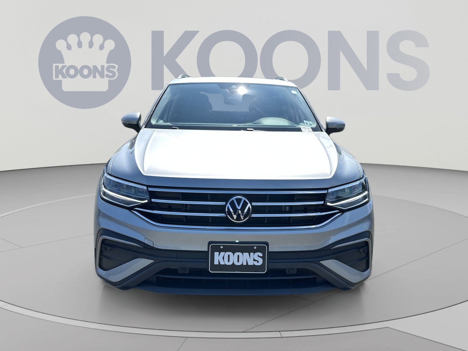 Used 2023 Volkswagen Tiguan SE w/ Panoramic Sunroof Package FWD image 4