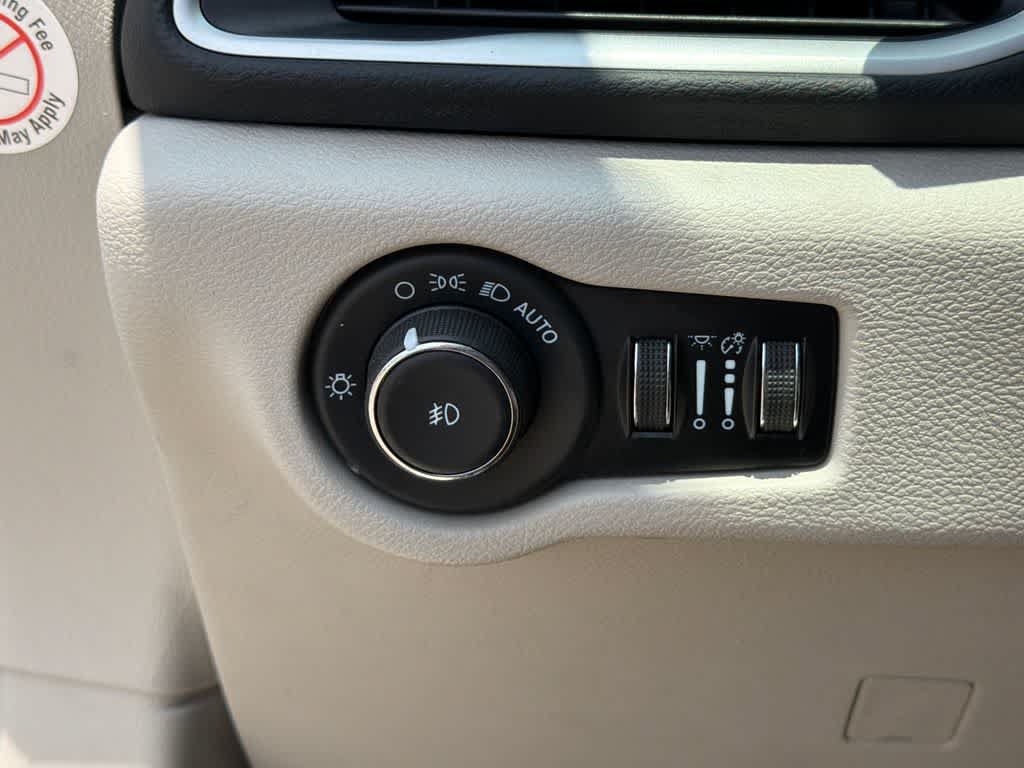 Used 2023 Chrysler Pacifica Touring-L FWD image 31