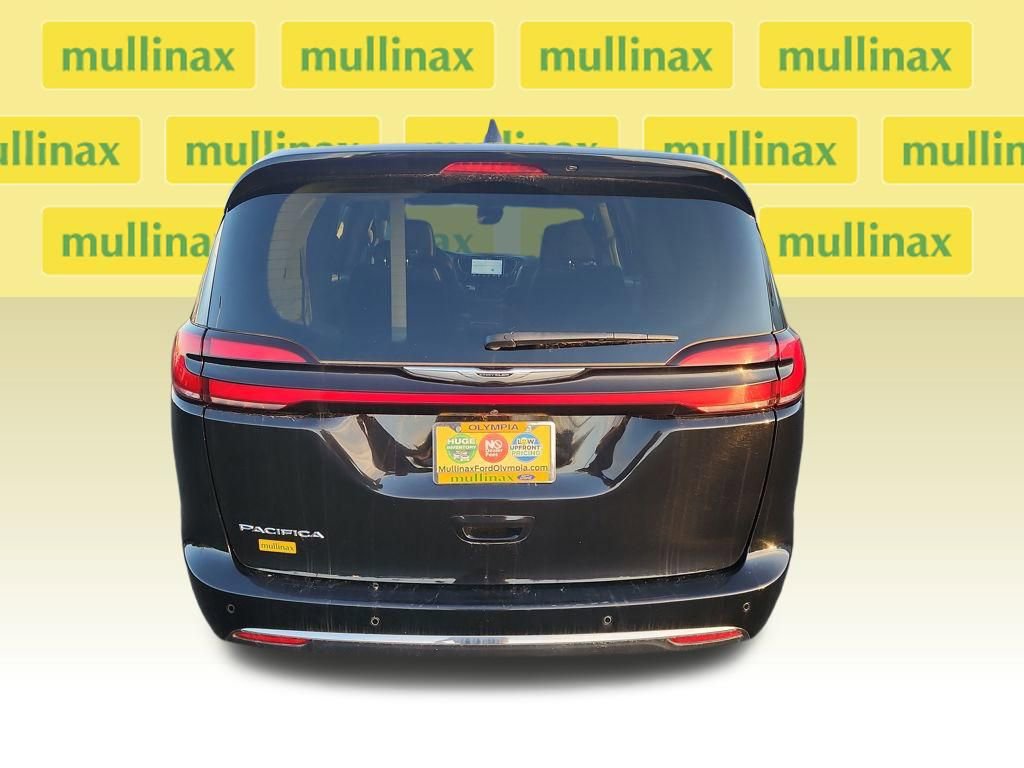 Used 2024 Chrysler Pacifica Touring-L image 7
