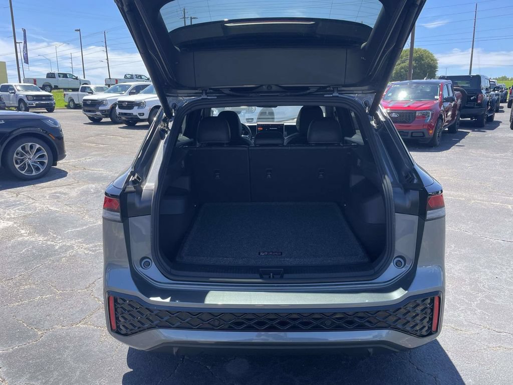 Used 2025 Volkswagen Tiguan SE R-Line FWD image 10