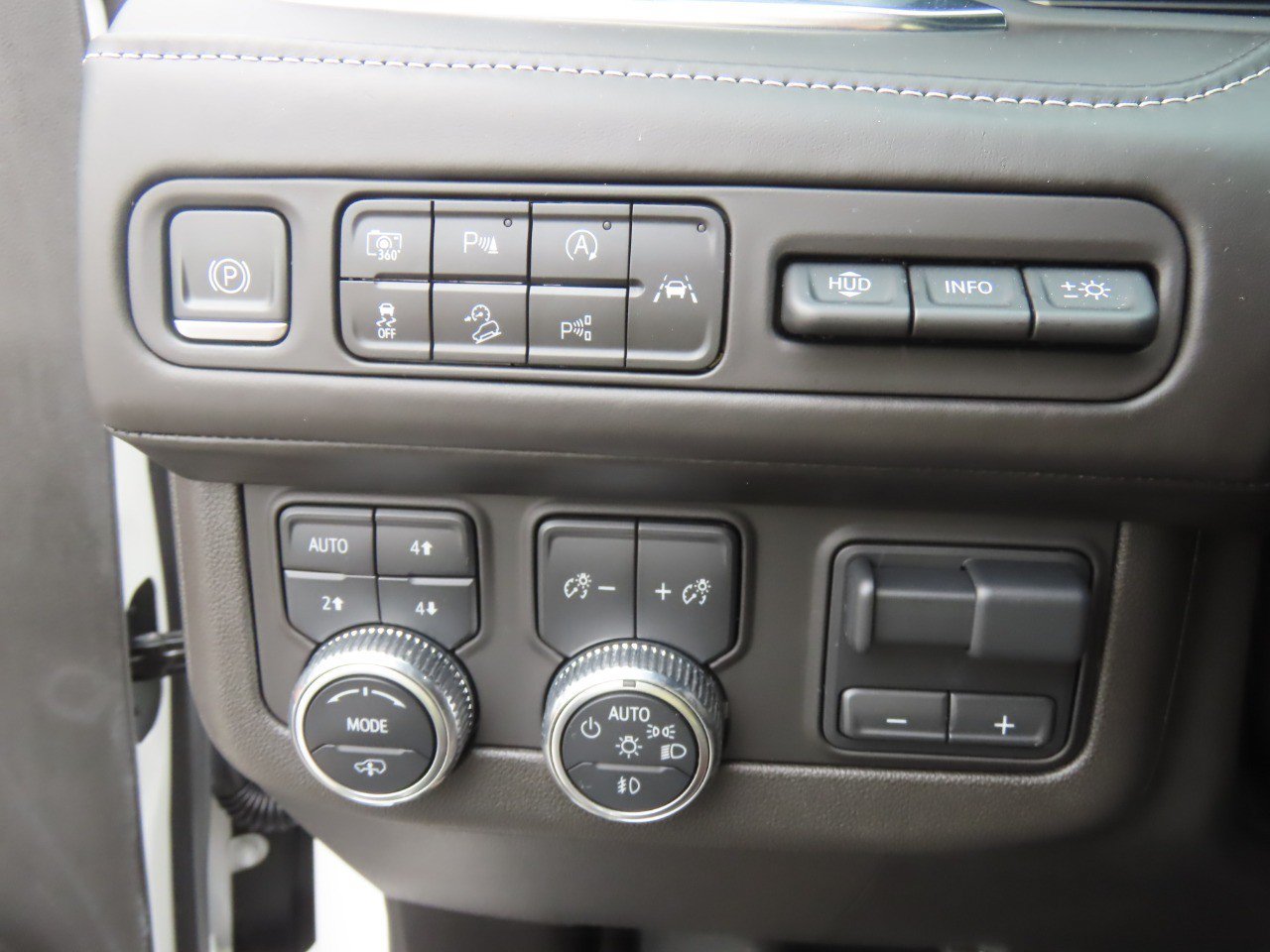 Used 2023 GMC Yukon XL Denali Ultimate w/ LPO, Floor Liner Package AWD/4WD image 25