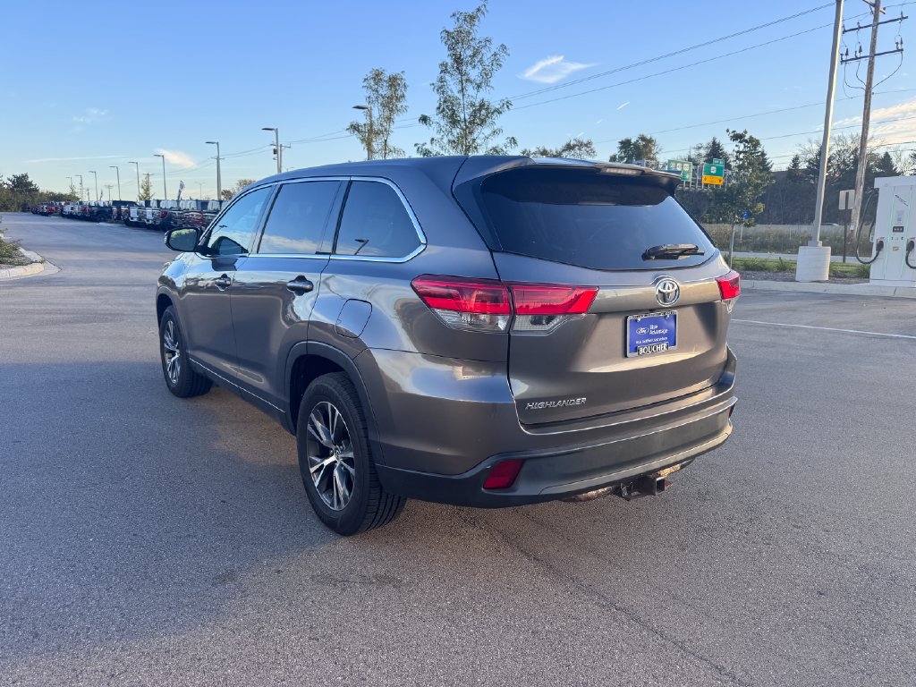 Used 2017 Toyota Highlander LE FWD image 3